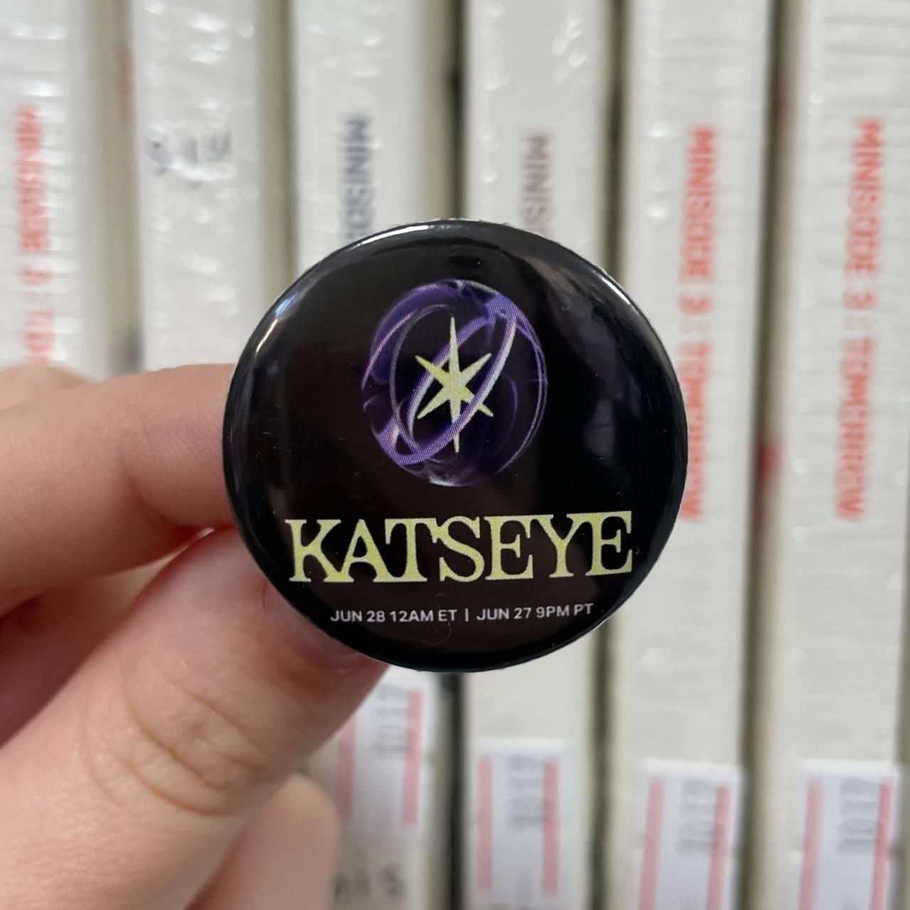 Міні значок Katseye