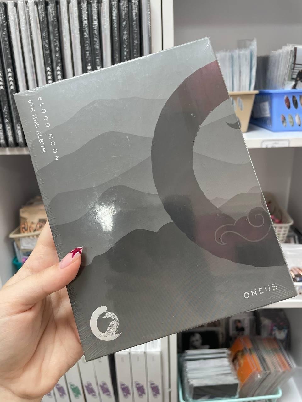 Oneus - blood moon  Grey ver.
