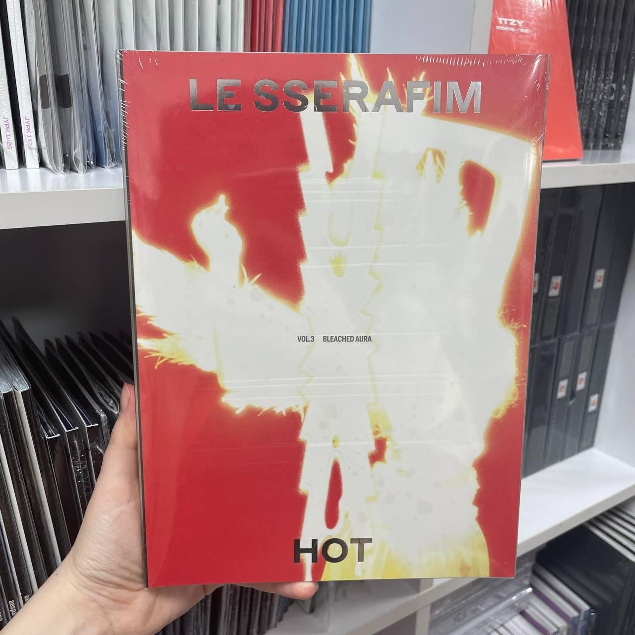 LE SSERAFIM - HOT (VOL. 3 BLEACHED AURA)