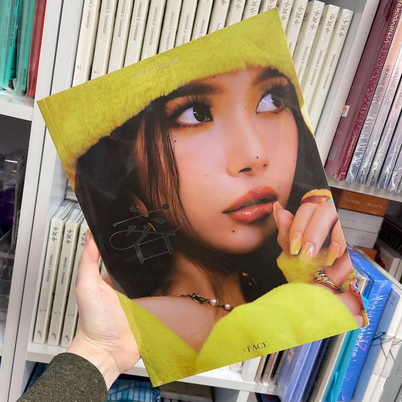 SOLAR - 1ST MINI ALBUM 容 FACE VER. FACE (YELLOW)