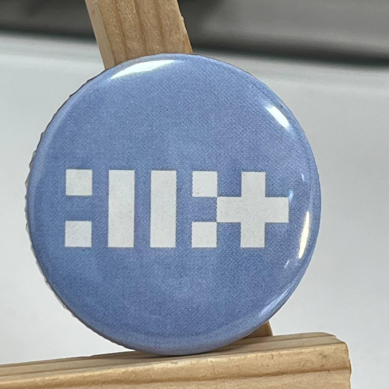 Міні значок Illit