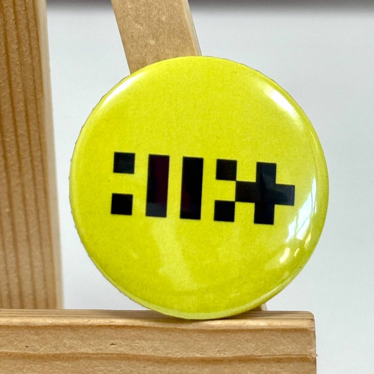 Міні значок Illit