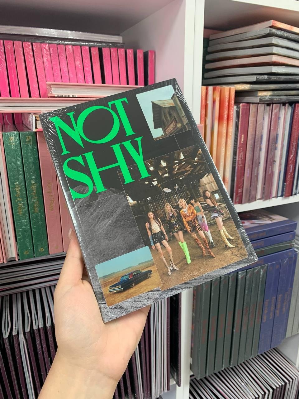 ITZY - Not Shy (B Ver.)