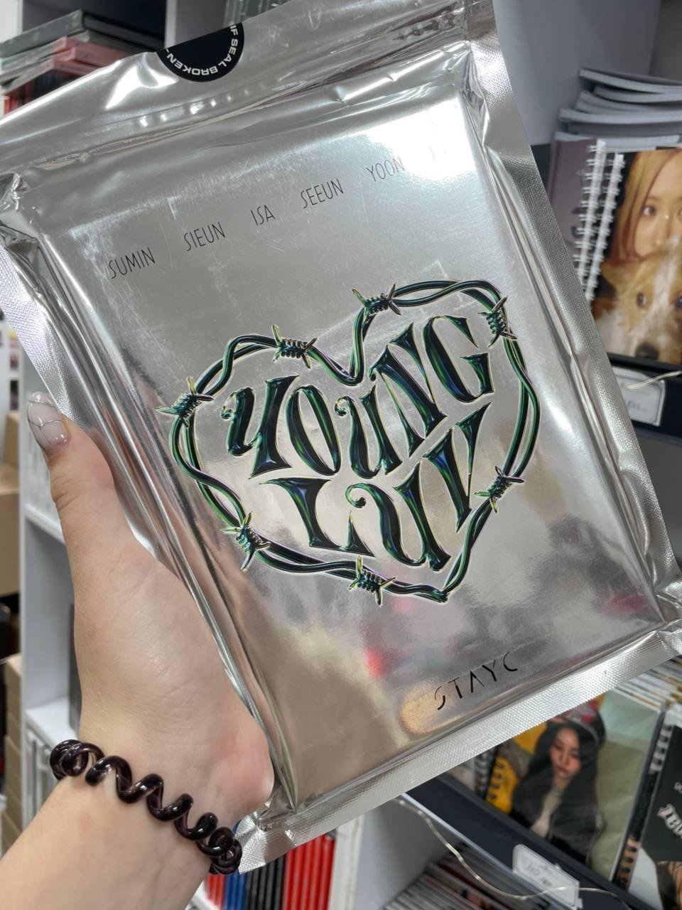 STAYC – YOUNG-LUV.COM ver. LUV