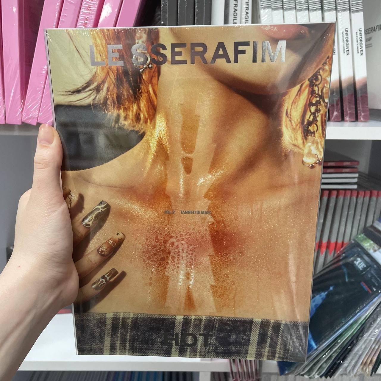 LE SSERAFIM - HOT (VOL. 2 TANNED GUAIAC)