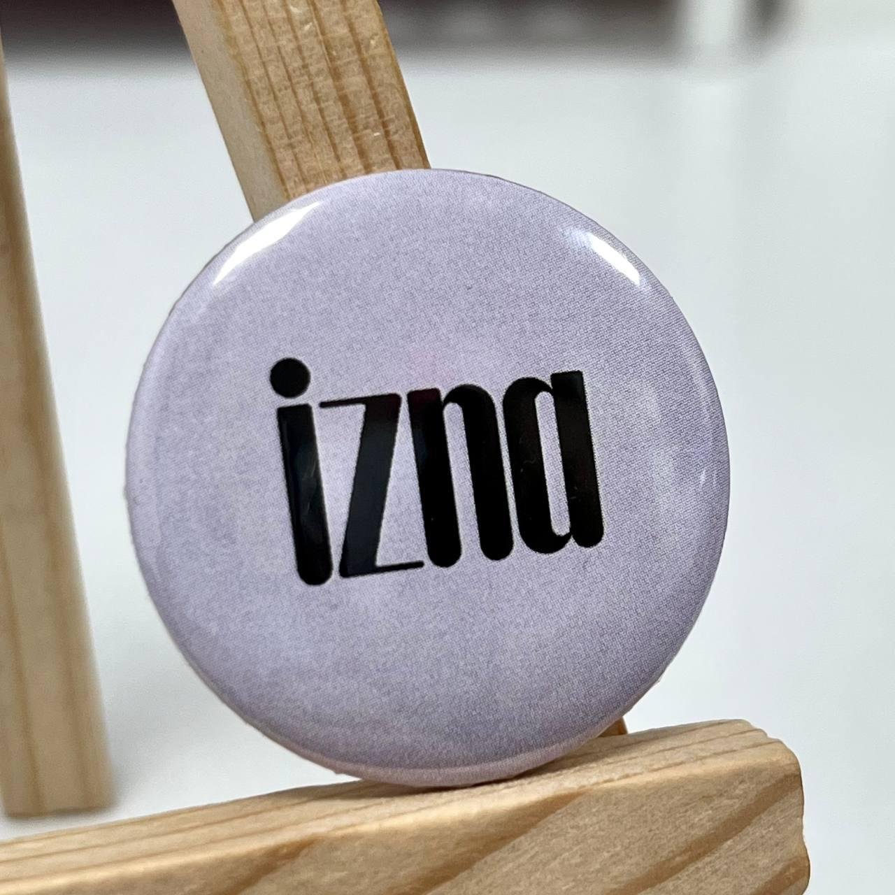 Міні значок Izna