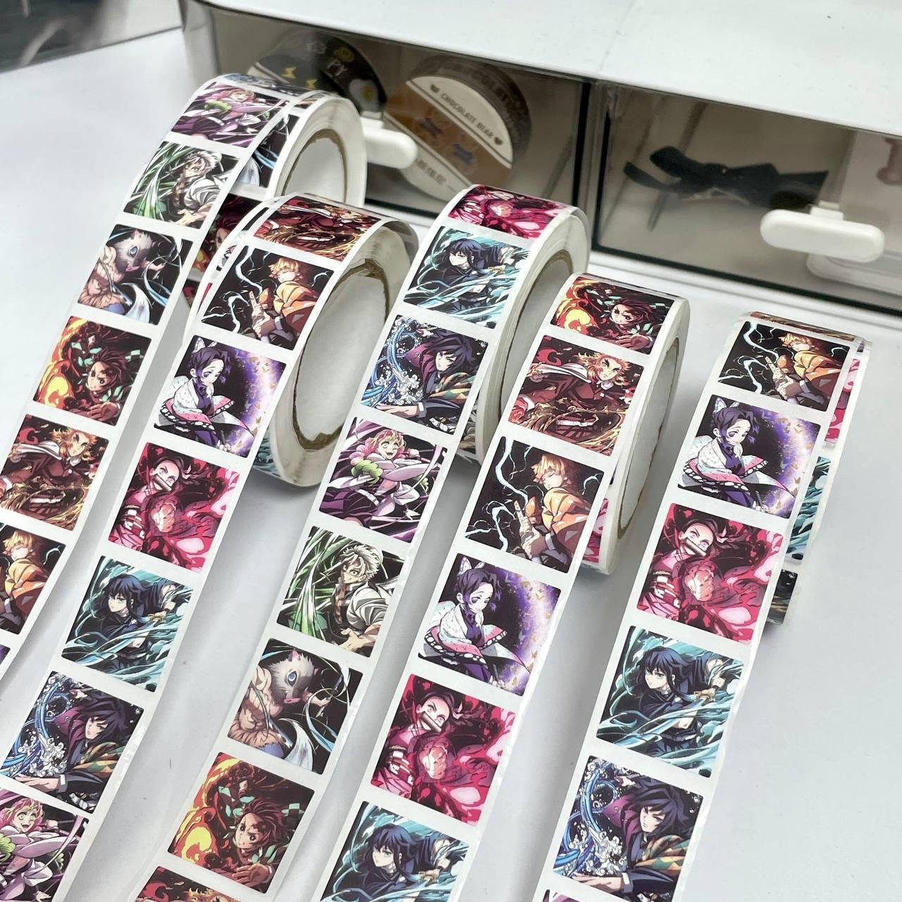 Рулон наліпок "Клинок, який знищує демонів / Demon Slayer" 480-500 шт