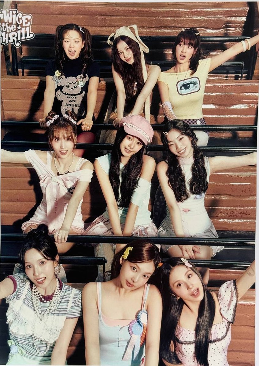 Постер TWICE