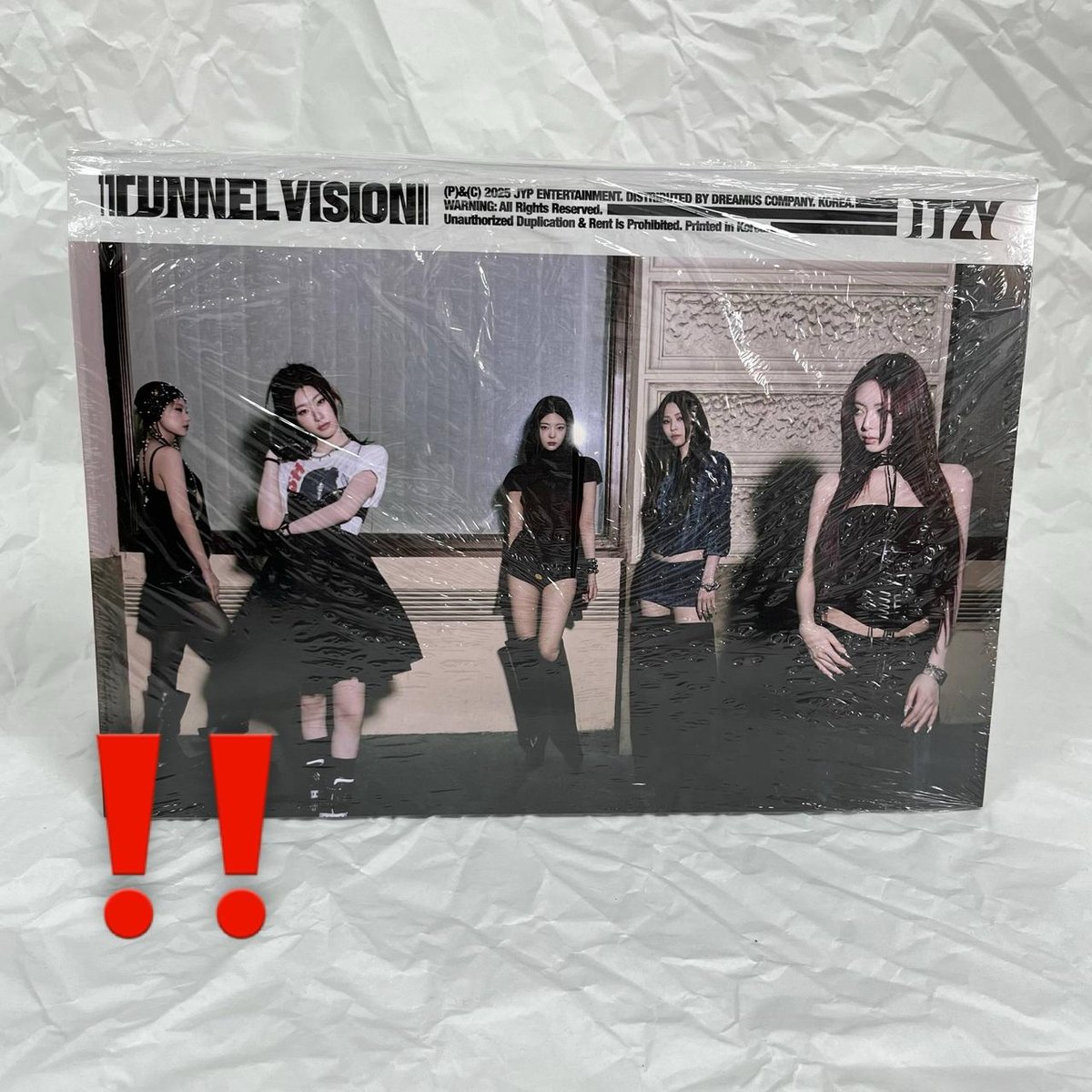 ITZY - TUNNEL VISION (Photobook ver A) !ПОШКОДЖЕННЯ НА ФОТО!