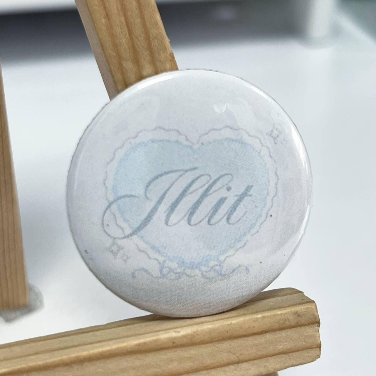 Міні значок Illit