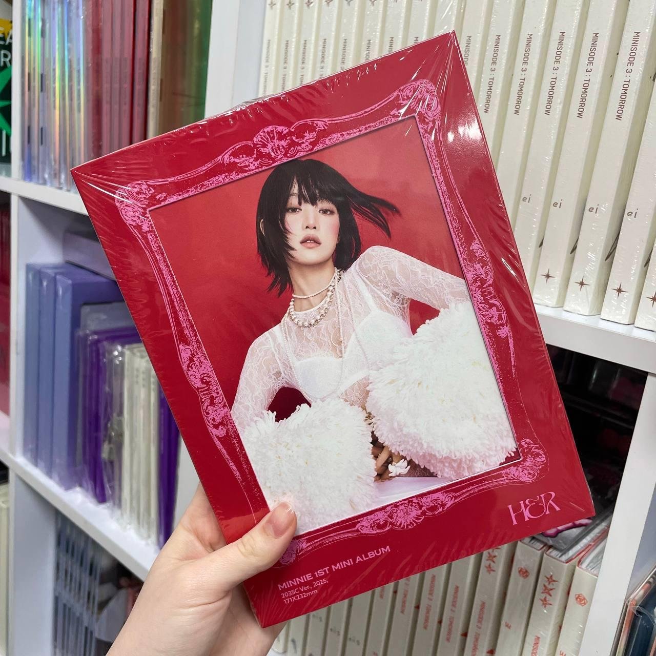 MINNIE (i-dle) - HER (2035C Ver. (Red))