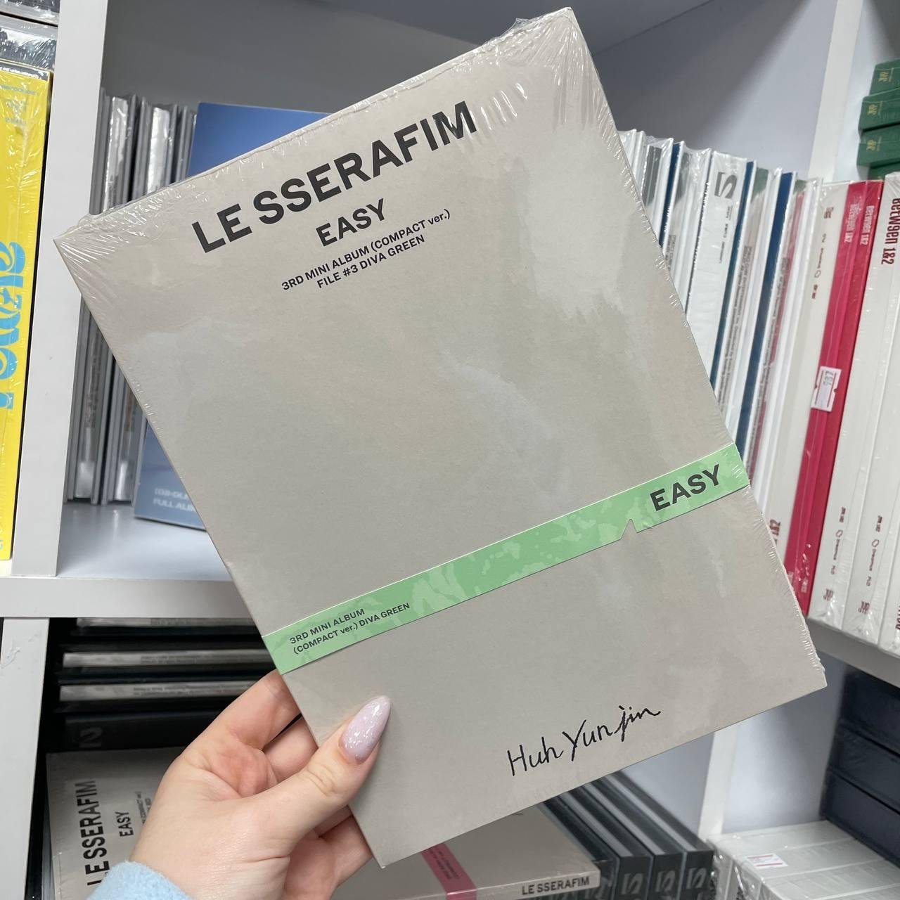 LE SSERAFIM - EASY COMPACT ver. Huh Yunjin