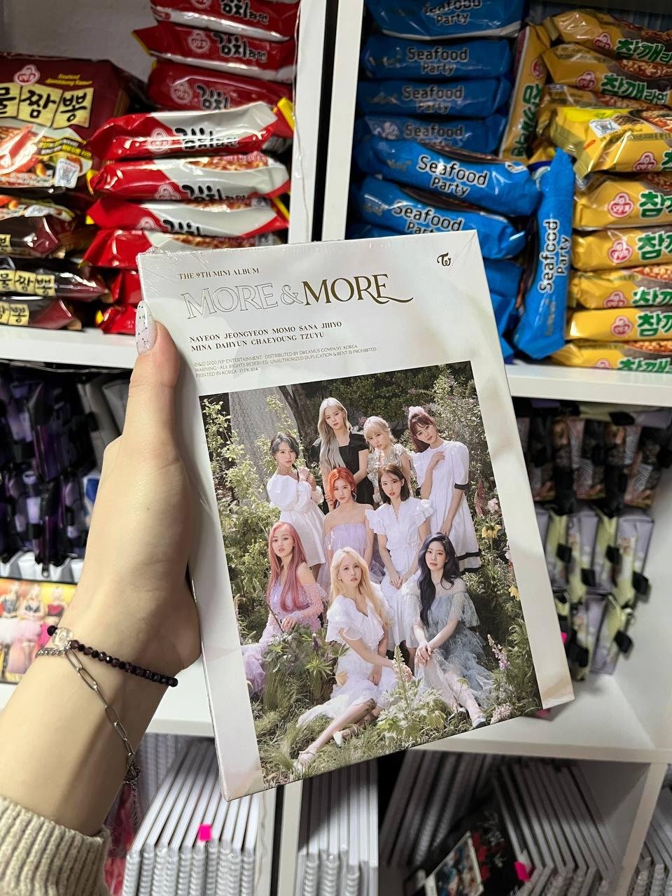 TWICE – More & More Ver. C