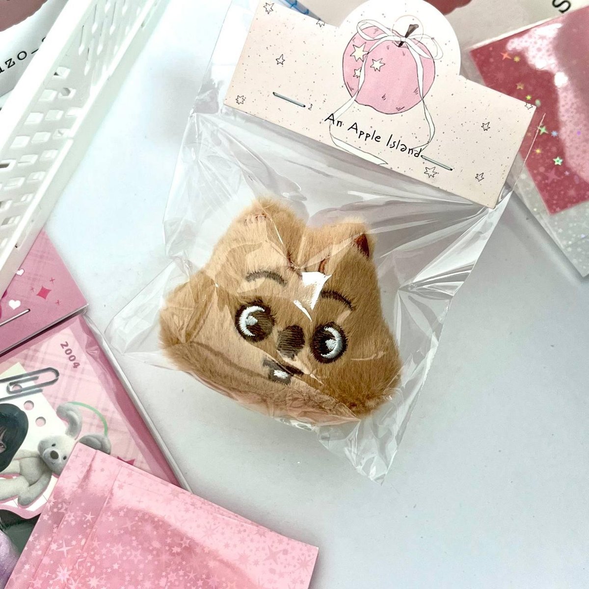 Пухнастий значок HANQUOKKA