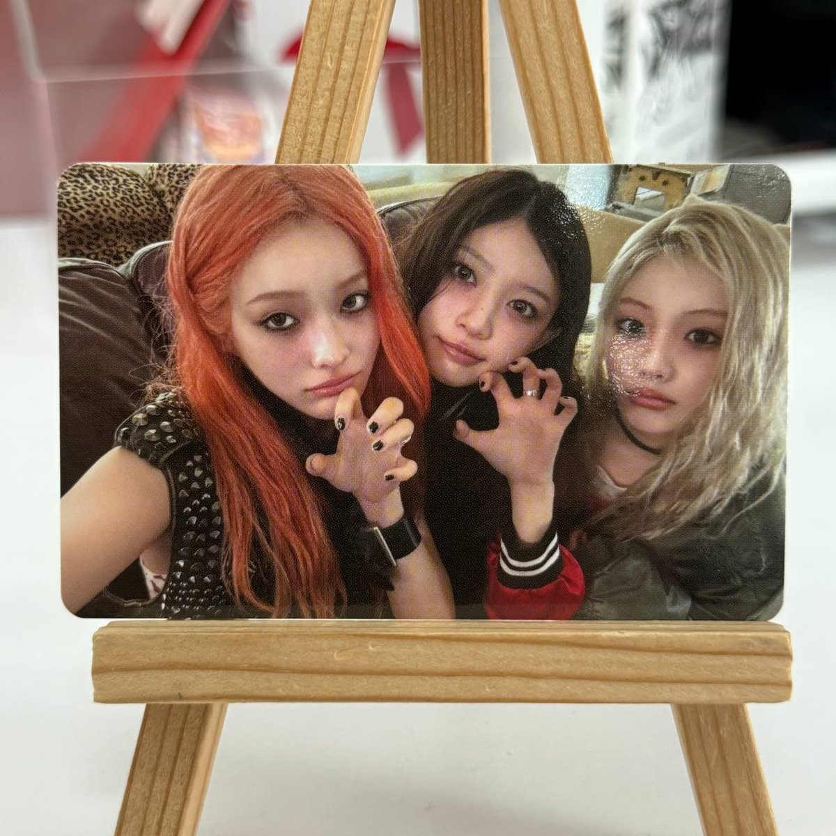 Офіційна картка ILLIT weverse shop POB