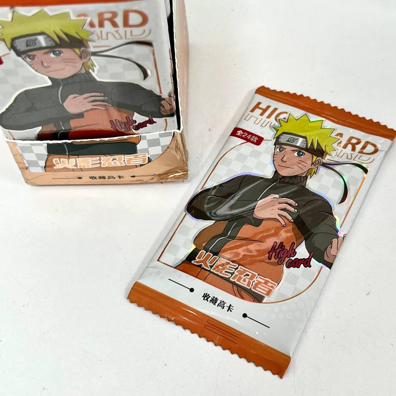 Упаковка з випадковою голографічною карткою  "Наруто / Naruto"