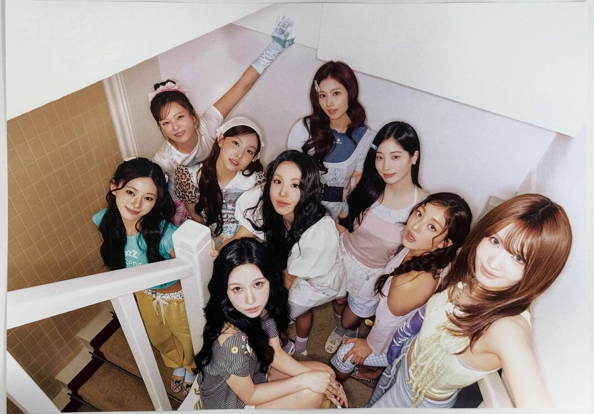 Постер TWICE