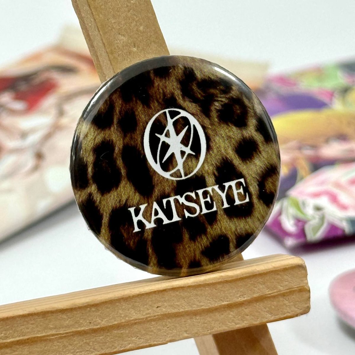 Міні значок Katseye