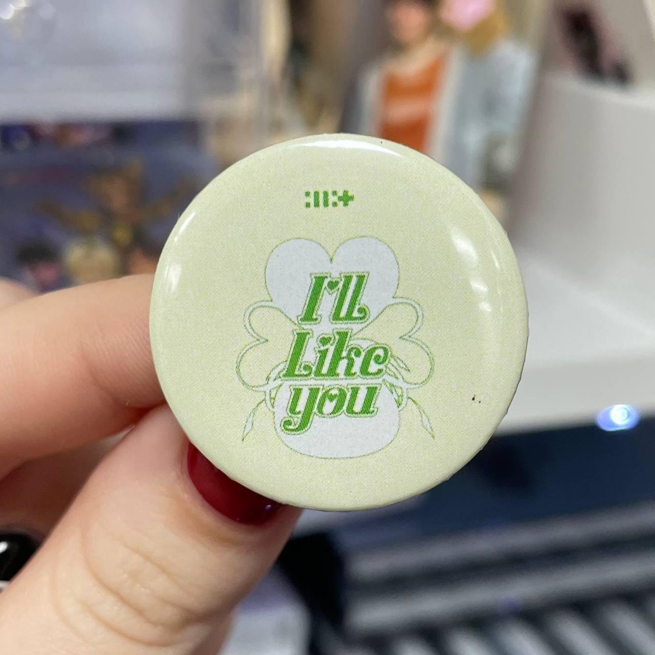 Міні значок Illit