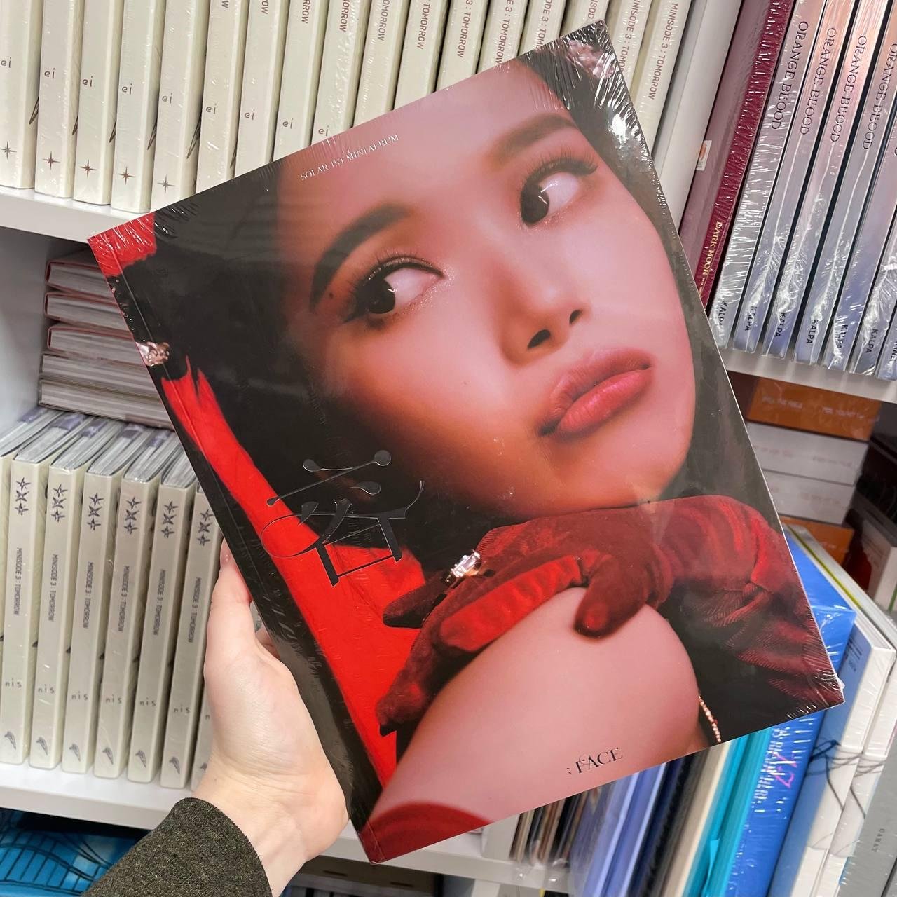 SOLAR - 1ST MINI ALBUM 容 FACE VER. PERSONA (RED)