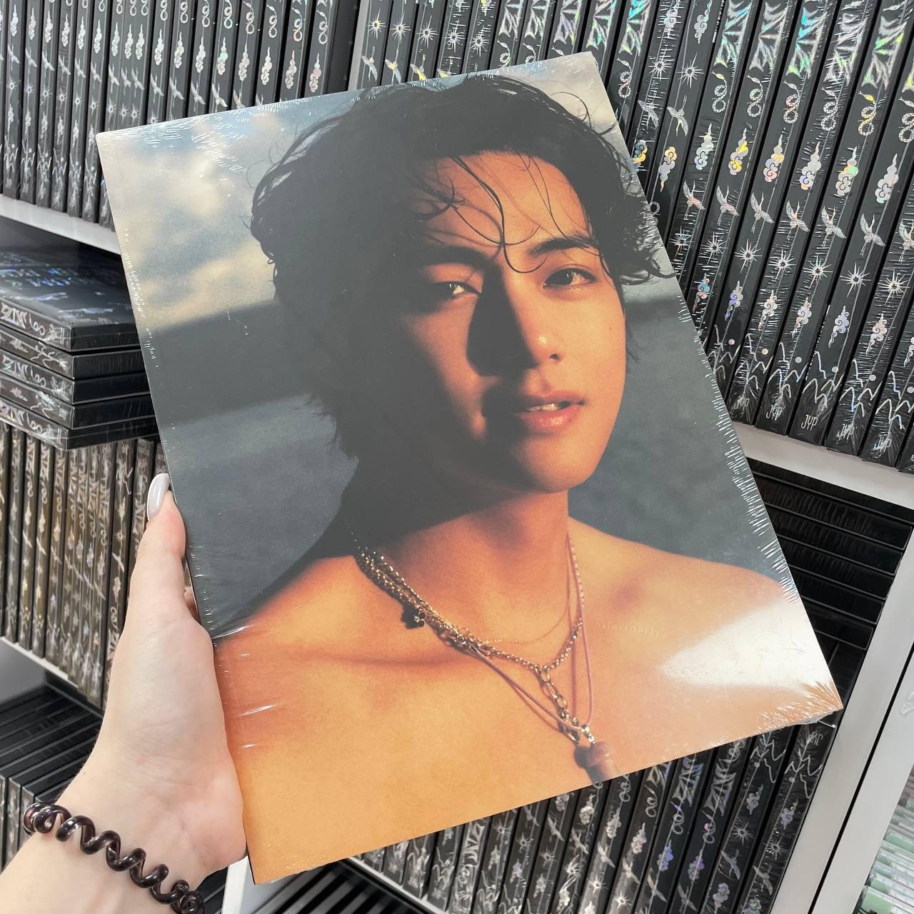 V (BTS) - PHOTOBOOK TYPE 1 MAGAZINE Ver.