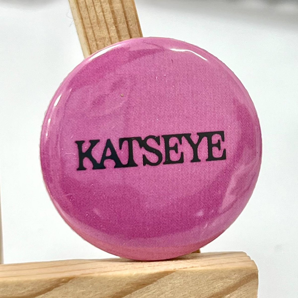 Міні значок Katseye