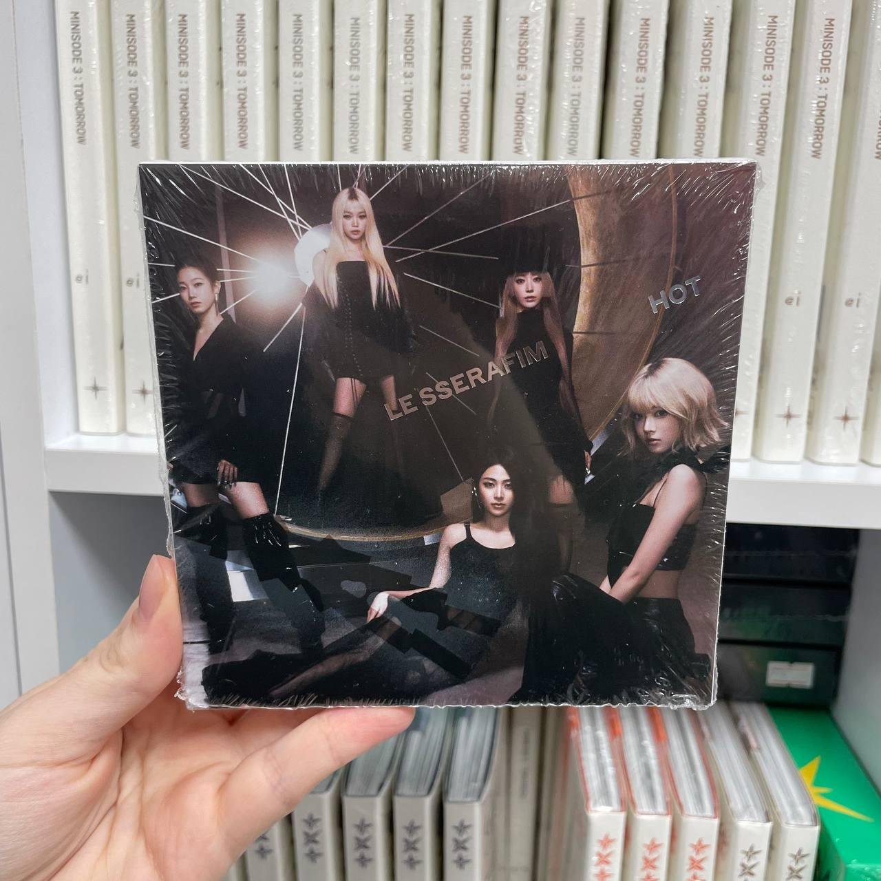 LE SSERAFIM - HOT (COMPACT VER.)