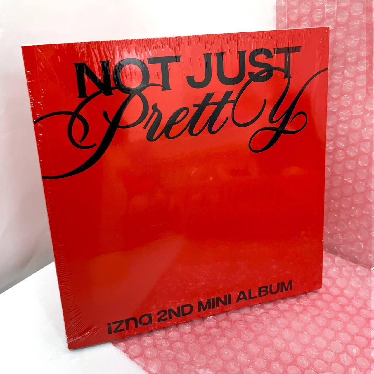 IZNA - NOT JUST PRETTY (Photobook, Mamma mia ver.)