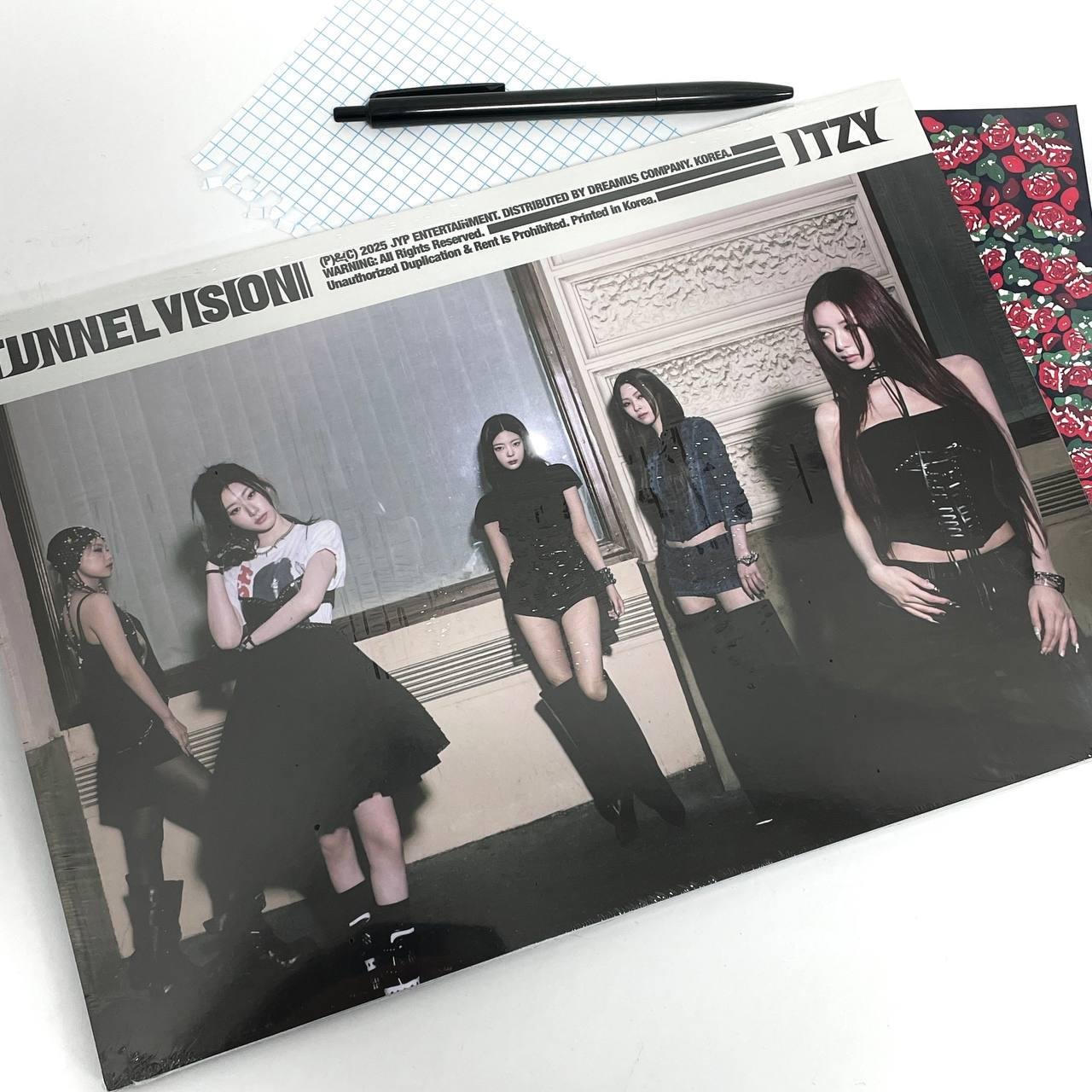 ITZY - TUNNEL VISION (Photobook ver A)