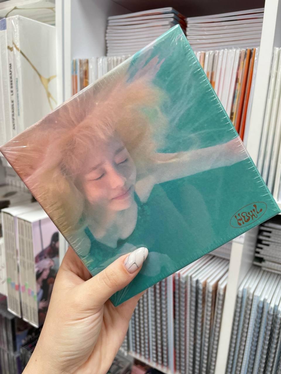 CHUU – HOWL  ver. WAVE