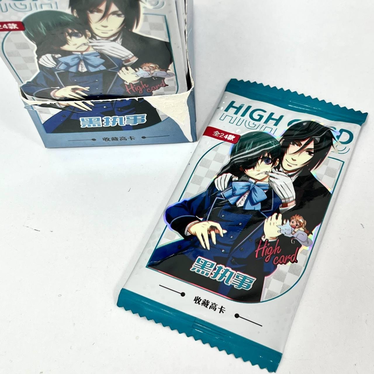 Упаковка з випадковою голографічною карткою  "Темний Дворецький / Black Butler"