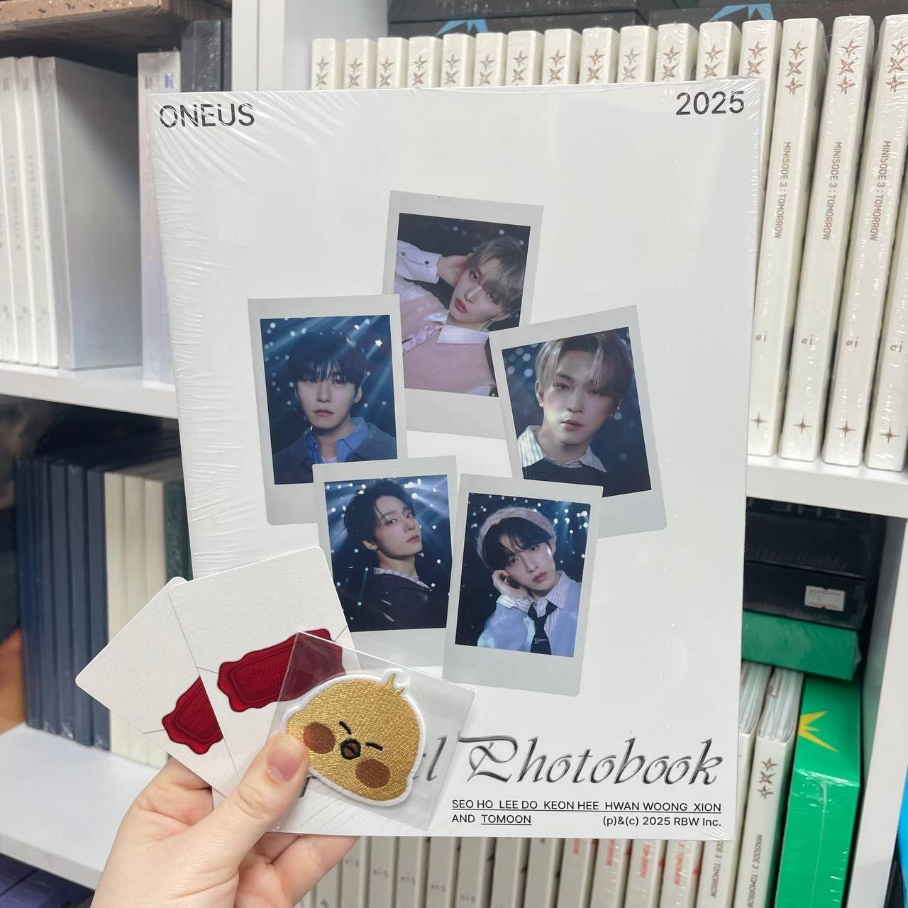 ONEUS - MYSTERY BOX SPECIAL PHOTOBOOK + 2 рандомні картки та нашивка