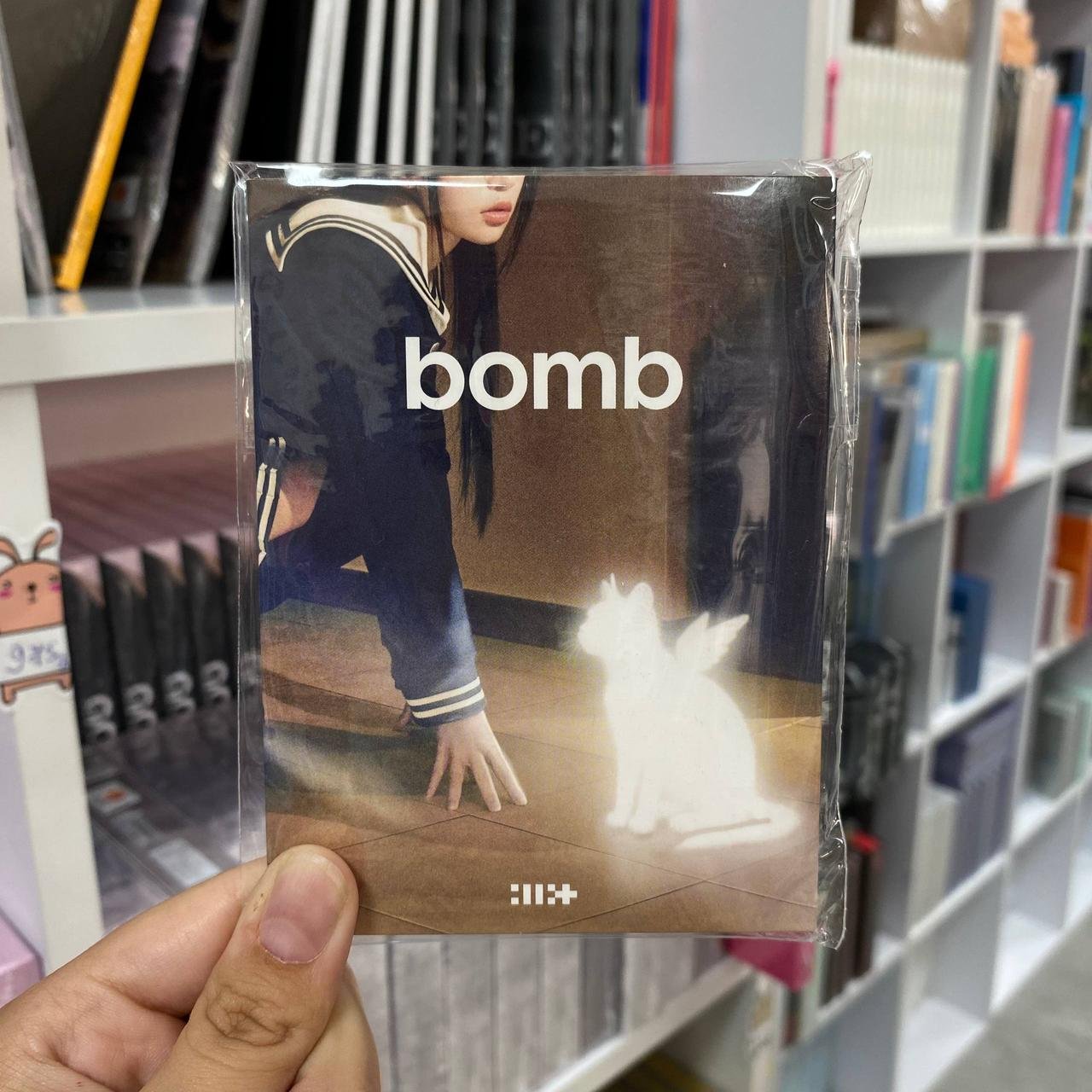 ILLIT - Bomb  (Weverse Albums Ver)