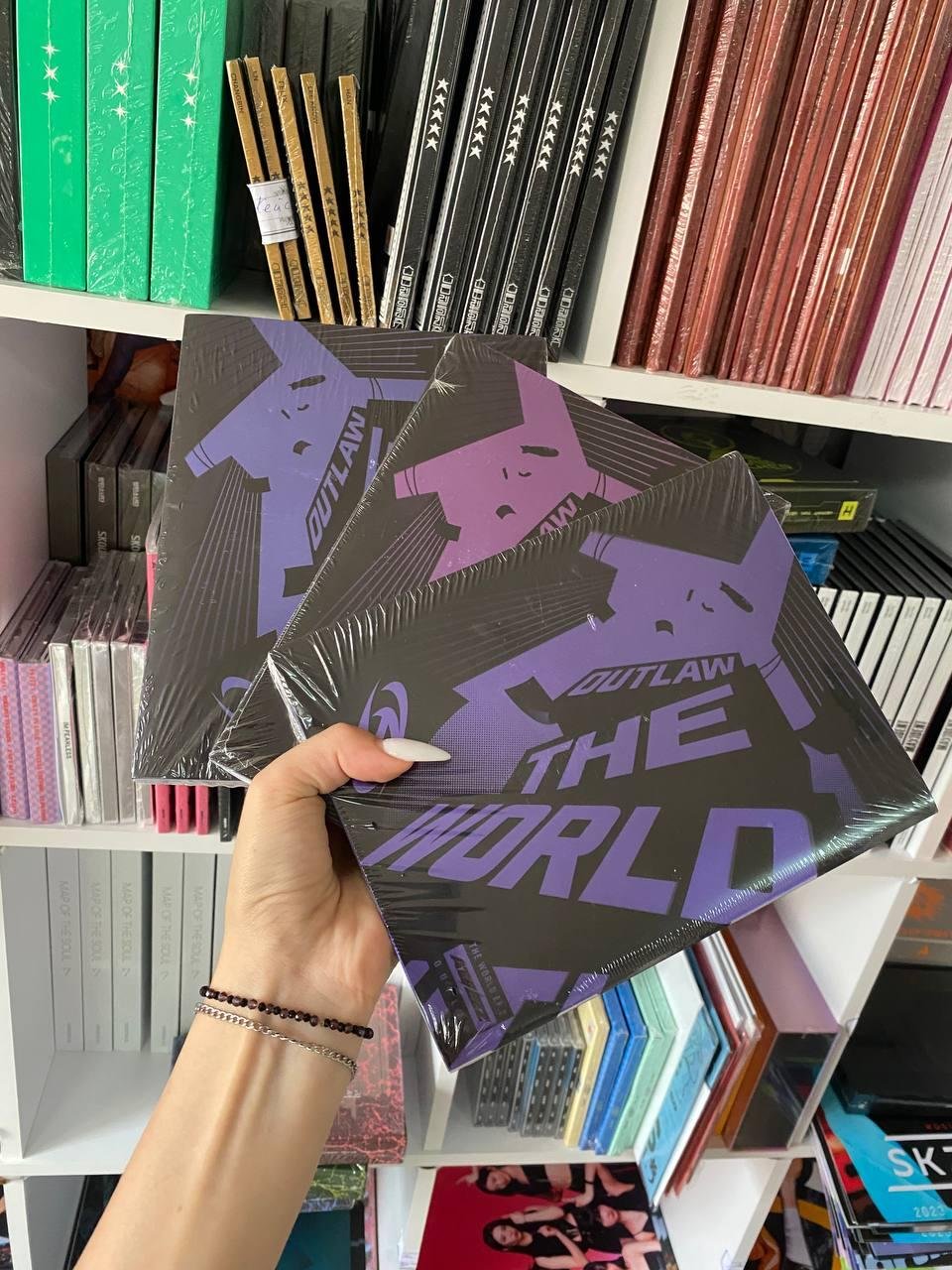 ATEEZ - THE WORLD EP.2 : OUTLAW (Random Ver.)